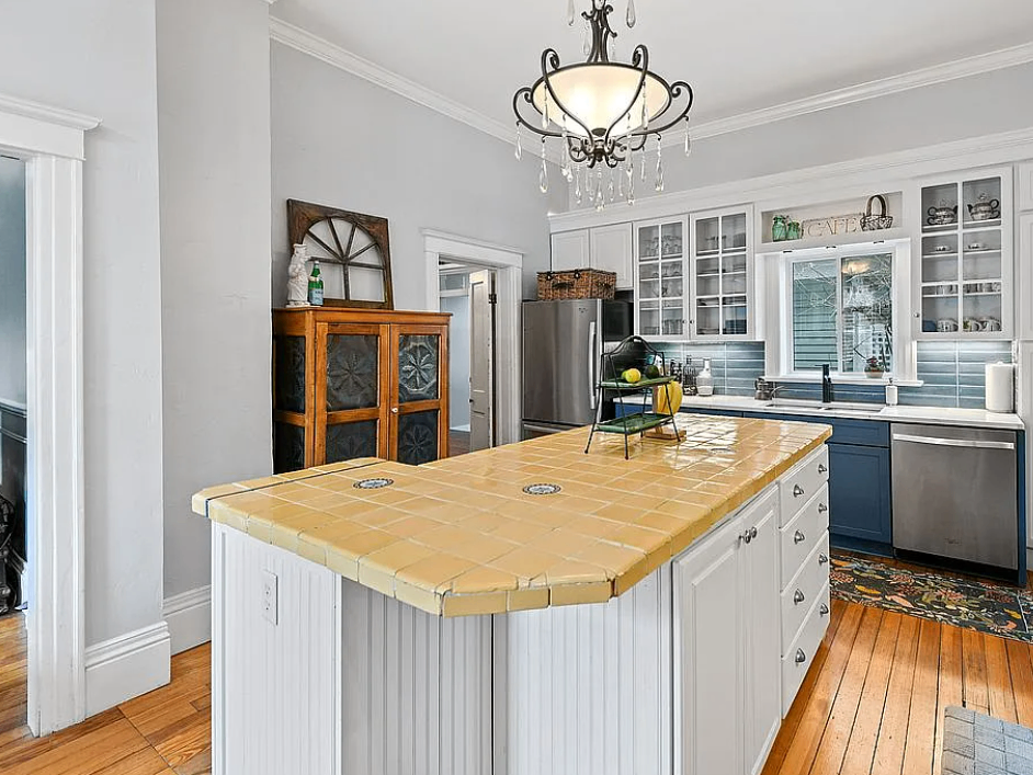 320 E Mulberry St, Fort Collins, CO 80524, USA, 6 bds / 5 ba / 3811 sqft