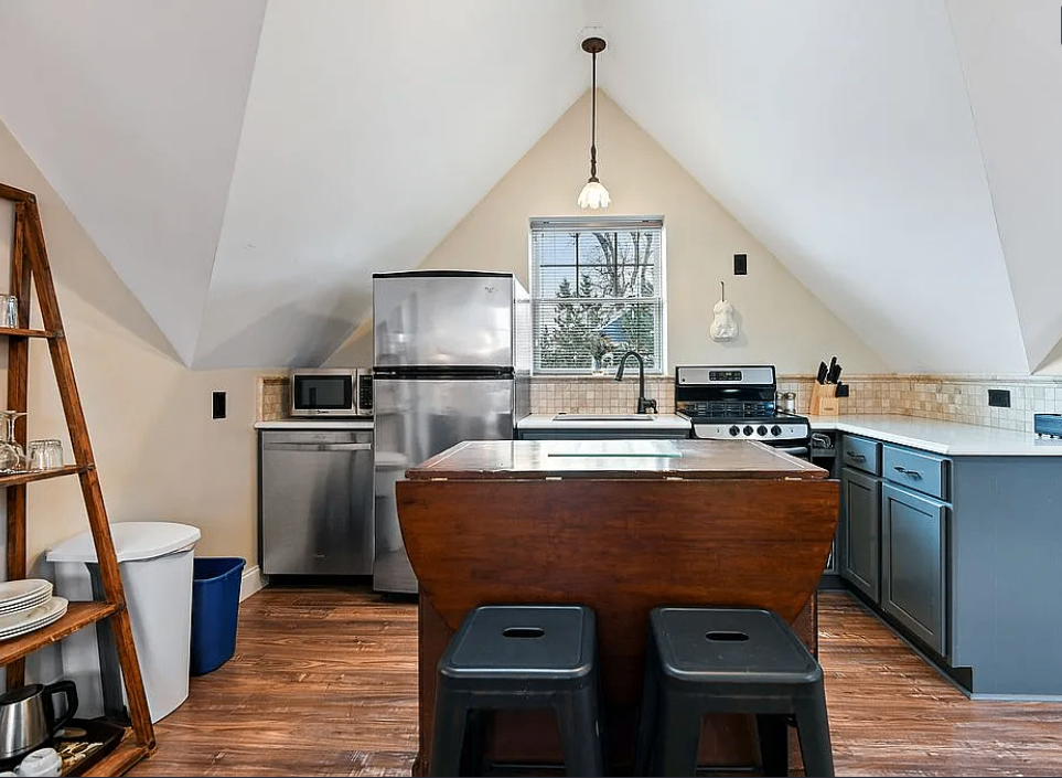 320 E Mulberry St, Fort Collins, CO 80524, USA, 6 bds / 5 ba / 3811 sqft