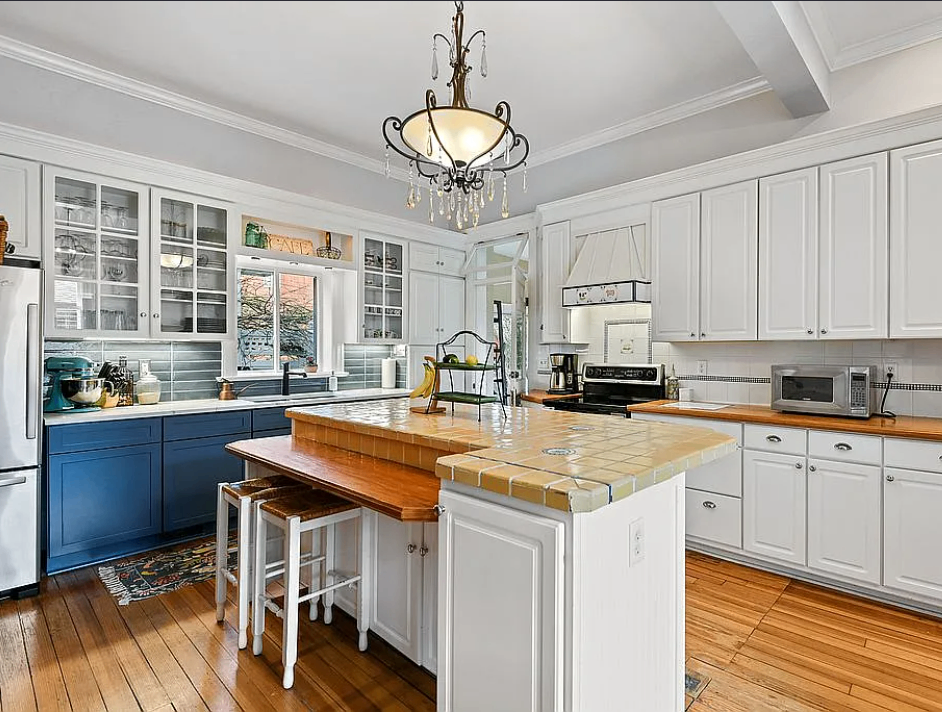320 E Mulberry St, Fort Collins, CO 80524, USA, 6 bds / 5 ba / 3811 sqft