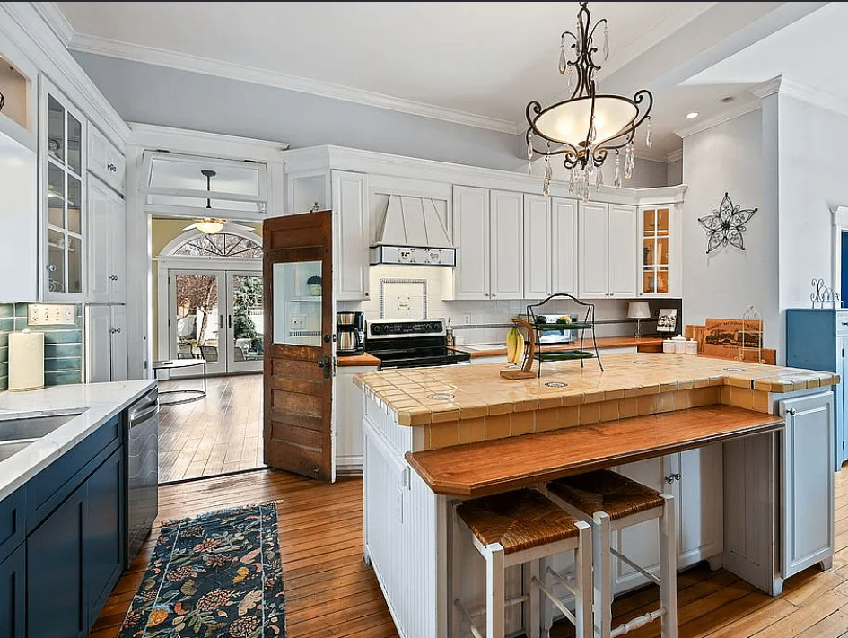 320 E Mulberry St, Fort Collins, CO 80524, USA, 6 bds / 5 ba / 3811 sqft